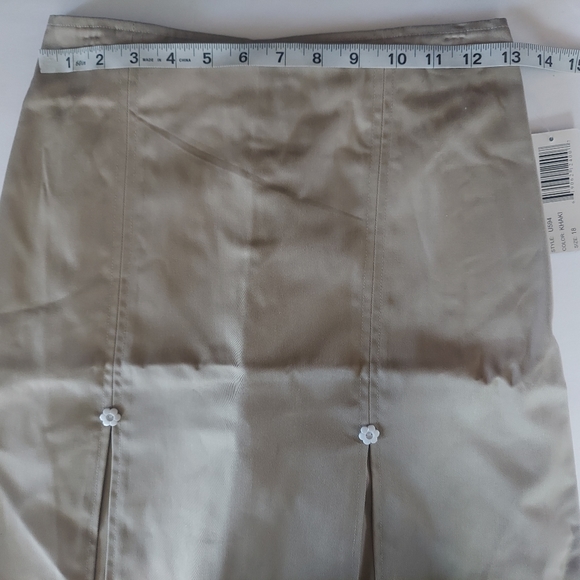 Girls uniform skort size 18, Khaki, with 2 flowers white design in front - Picture 4 of 6